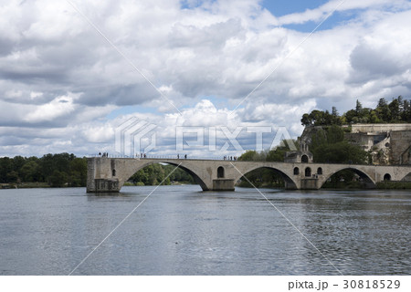 快晴のアヴィニョンとサン・ベネゼ橋 30818529