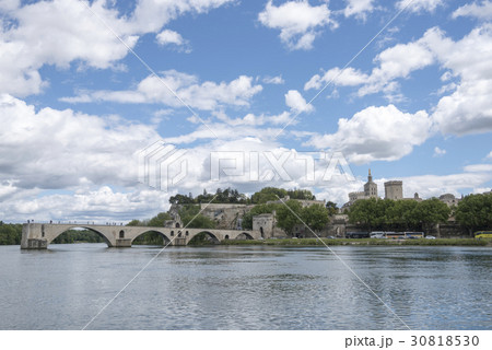 快晴のアヴィニョンとサン・ベネゼ橋 快晴のアヴィニョンとサン・ベネゼ橋 30818530