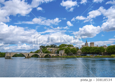 快晴のアヴィニョンとサン・ベネゼ橋 快晴のアヴィニョンとサン・ベネゼ橋 30818534