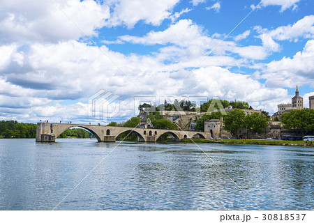快晴のアヴィニョンとサン・ベネゼ橋 30818537