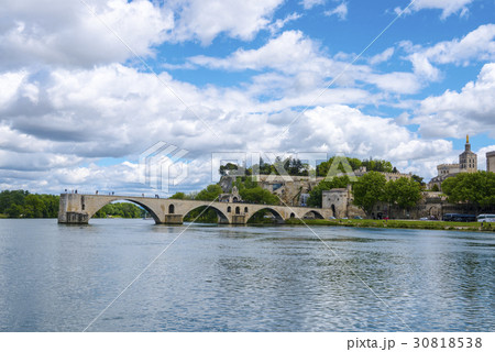 快晴のアヴィニョンとサン・ベネゼ橋 30818538