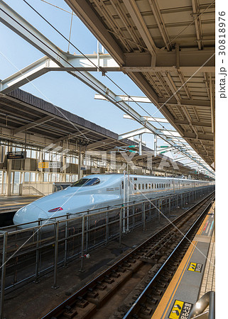 Shinkansen bullet train pulls into Shin Osaka 30818976