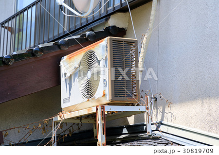 古いエアコンの室外機の写真素材