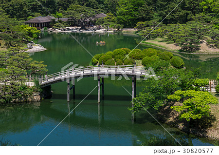栗林公園(香川県)　飛来峰から望む掬月亭、偃月橋　2017年5月撮影 30820577