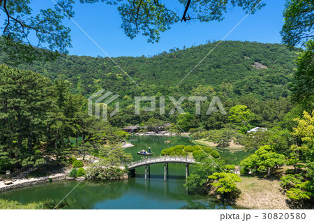 栗林公園(香川県)　飛来峰から望む掬月亭、偃月橋　2017年5月撮影 30820580