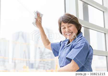 清掃 仕事 シニア女性 清掃 仕事 シニア女性 30821215