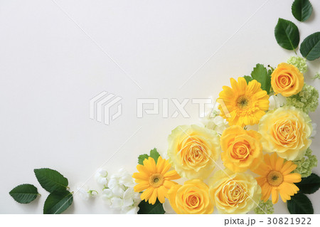 黄色のバラとガーベラの背景 30821922
