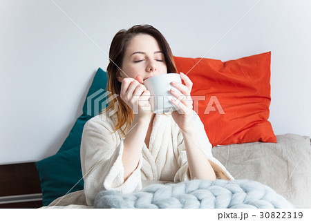 beautiful young woman holding her cup 30822319
