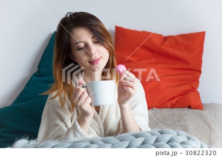 beautiful young woman holding her cup 30822320