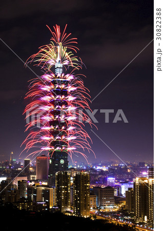Fireworks ring at the Taipei 101 building 30822388