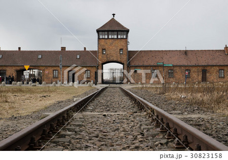 ビルケナウ強制収容所へ続く鉄道（ポーランド） 30823158