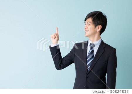 ビジネスマン ブルーバックイメージ ビジネスマン ブルーバックイメージ 30824832