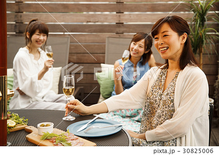 パーティー　女子会　旅行　リゾート　バカンス　女子旅　友達 30825006