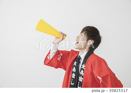 バーゲンセールイメージ メガホンを持った法被姿の男性 バーゲンセールイメージ メガホンを持った法被姿の男性 30825317