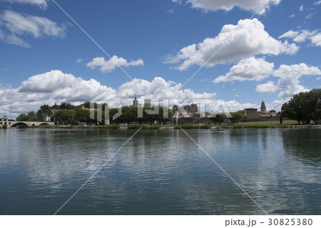 快晴のアヴィニョンとサン・ベネゼ橋 30825380