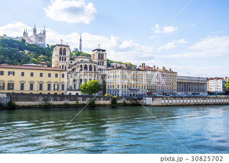 リヨンの裁判所と聖堂 30825702