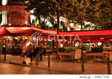 シャンゼリゼ通りのビストロ 30827550