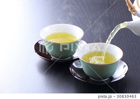 緑茶を注ぐ 30830463
