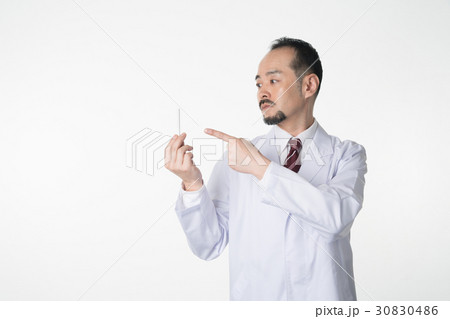 白衣の男性 30830486