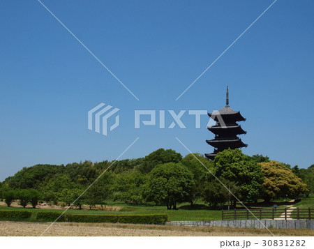 新緑の備中国分寺五重塔(横位置) 新緑の備中国分寺五重塔(横位置) 30831282
