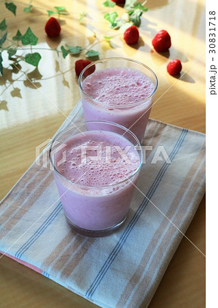 いちごミルクのジュース 30831718