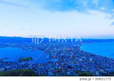 函館山の展望台より夕暮れの市街地を望む 函館山の展望台より夕暮れの市街地を望む 30831775