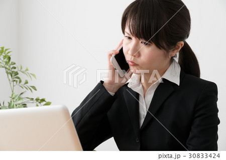 電話をするビジネスウーマン、ノートパソコン、ラップトップ、困惑 電話をするビジネスウーマン、ノートパソコン、ラップトップ、困惑 30833424