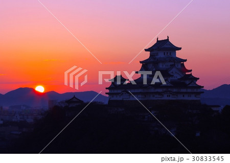 世界文化遺産 国宝 姫路城と初日の出 男山配水池公園山頂より展望 の写真素材