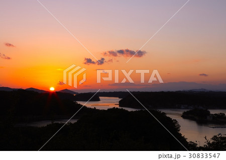 伊勢志摩、西山慕情ヶ丘より夕陽とリアス式海岸に広がる真珠の養殖筏群を展望 伊勢志摩、西山慕情ヶ丘より夕陽とリアス式海岸に広がる真珠の養殖筏群を展望 30833547