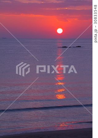伊勢志摩・市後浜(いちごはま)の初日の出/サーファーに人気な白い砂浜の続く遠浅の海岸 伊勢志摩・市後浜(いちごはま)の初日の出/サーファーに人気な白い砂浜の続く遠浅の海岸 30833548