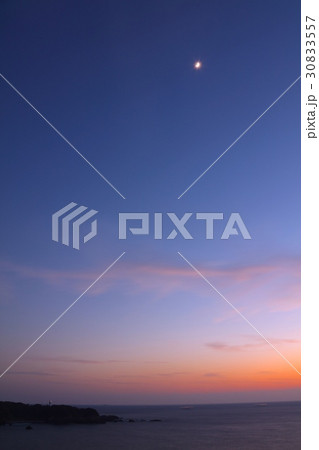 潮岬灯台と熊野灘の夕暮れと三日月/日本の灯台50選/Aランク保存灯台/吉野熊野国立公園 30833557