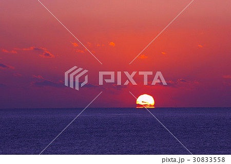 「世界文化遺産」熊野古道・伊勢路にある「獅子岩（ししいわ）」、七里御浜から昇るダルマ朝陽 30833558