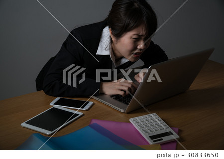 残業をするビジネスウーマン、デバッグ、タイピング 30833650