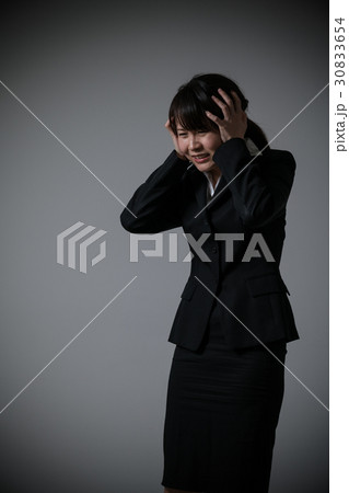 頭を抱えるビジネスウーマン、失敗 頭を抱えるビジネスウーマン、失敗 30833654