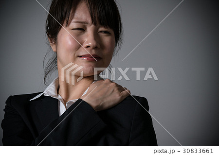 肩を痛がるビジネスウーマン 30833661