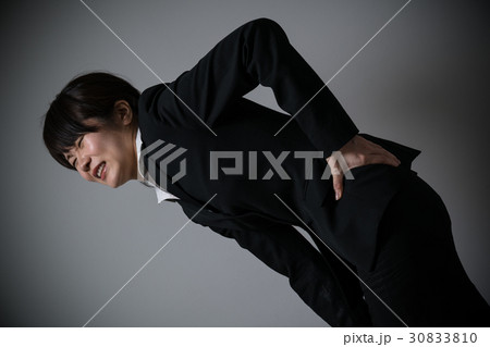 腰が痛いビジネスウーマン 腰が痛いビジネスウーマン 30833810