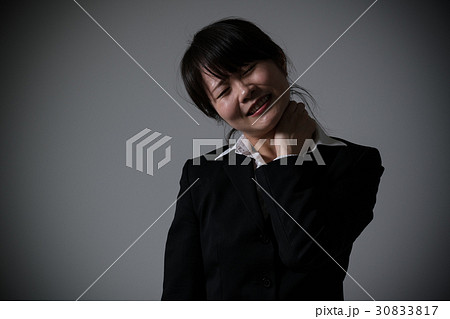 首を痛めたビジネスウーマン、寝違え、むちうち 30833817