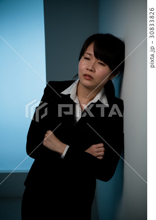 悔しがるビジネスウーマン、腕組み 30833826