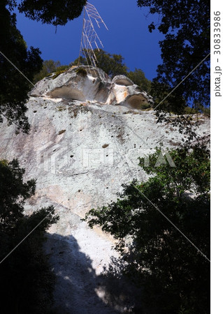 「世界文化遺産」熊野古道・伊勢路のにある「花の窟（はなのいわや）」 30833986