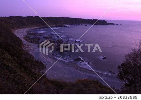 潮岬灯台と熊野灘の夕景/日本の灯台50選/Aランク保存灯台/吉野熊野国立公園 潮岬灯台と熊野灘の夕景/日本の灯台50選/Aランク保存灯台/吉野熊野国立公園 30833989