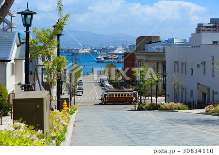 八幡坂と函館市電・箱館ハイカラ號 30834110