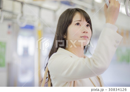 電車で笑顔の女性 30834126