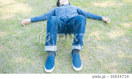 公園で横になる男性 公園で横になる男性 30834719
