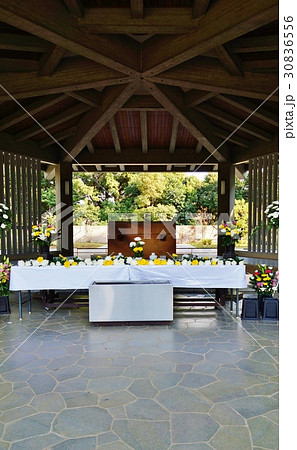 東京名所案内・日本の無名戦士の墓「千鳥ケ淵戦没者墓苑」納骨堂「六角堂」に香る献花の菊花・縦位置 30836556