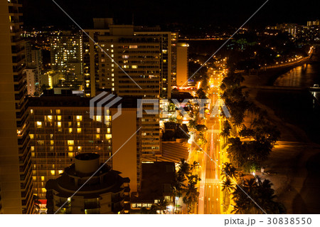ハワイ　オアフ島ワイキキ　カラカウア通りの夜景　高層ビルからの景色 30838550
