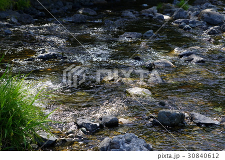 清流　岩を流れるきらめき　低い視点 30840612
