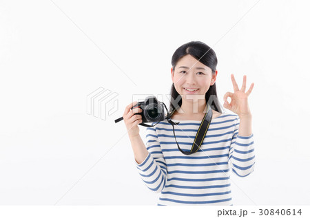 女性　カメラ　OKサイン 30840614
