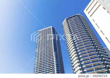 タワーマンションと青空 30840724