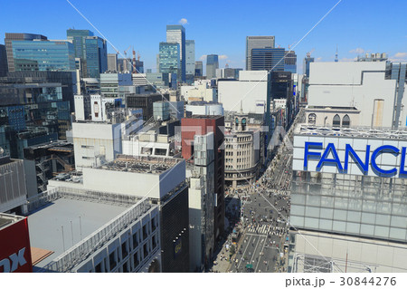 ギンザシックスより中央通りの歩行者天国と周囲の街並みを望む 30844276