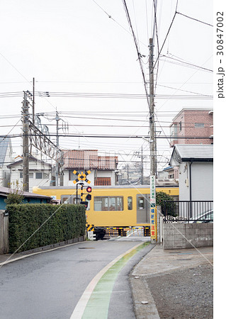 住宅街の中の小さい踏切 30847002